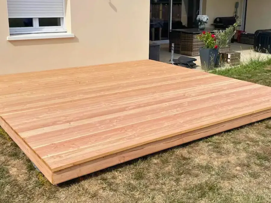 Grande terrasse en bois neuve devant une maison, à Gardonne