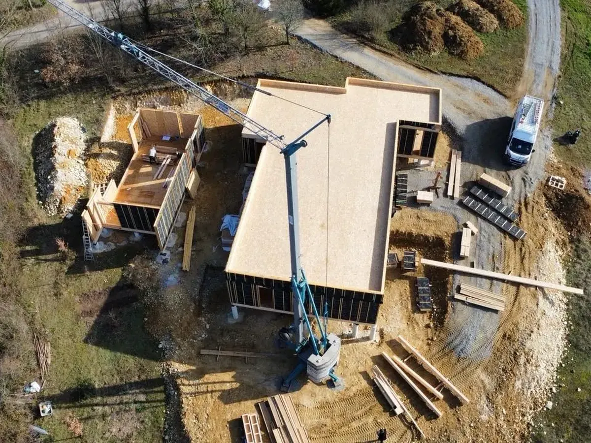 Vue aérienne du chantier d'une maison passive et de son atelier en ossature bois, dans le Lot