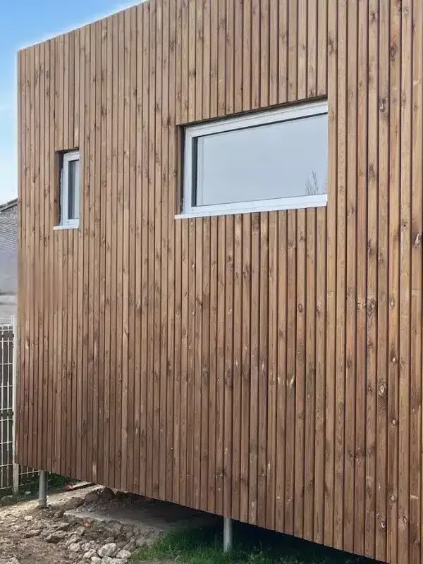 Extension à ossature bois avec bardage vertical