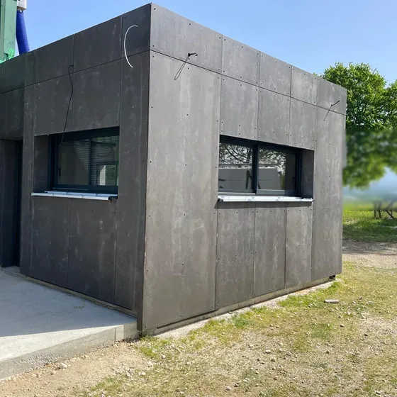 Bâtiments professionnels en bois : extension de bureaux bardée de panneaux Viroc, à Lalinde