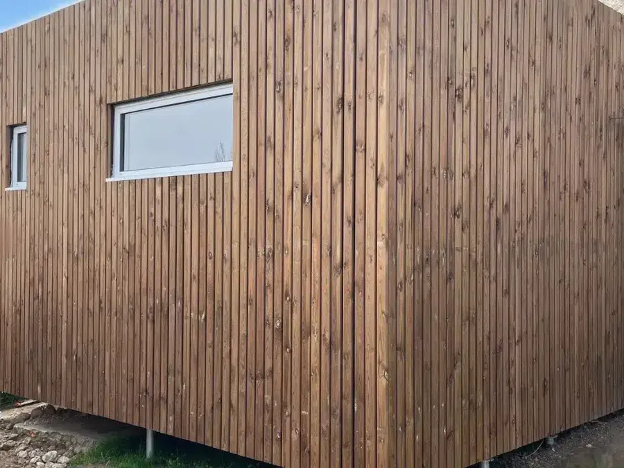 Bardage bois vertical sur une extension de maison à ossature bois