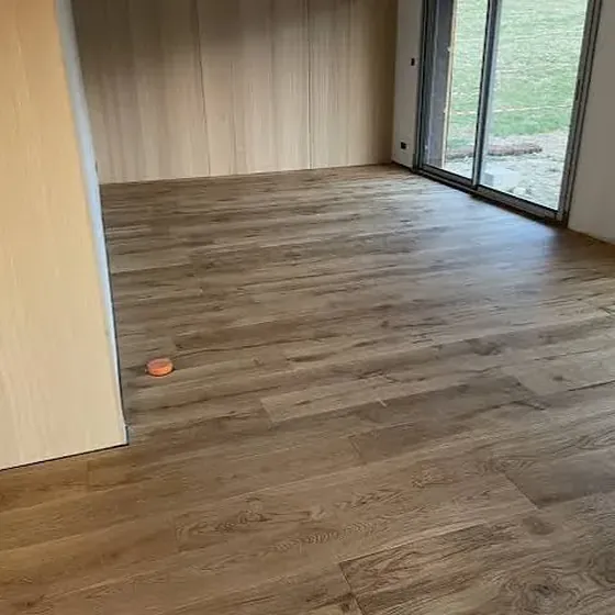 Pièce terminée, parquet et habillage mural bois clair