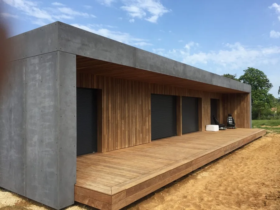 Maison à ossature bois avec bardage bois et parement gris