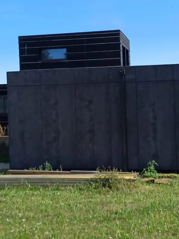 Maison passive à ossature bois avec bardage foncé, en Dordogne