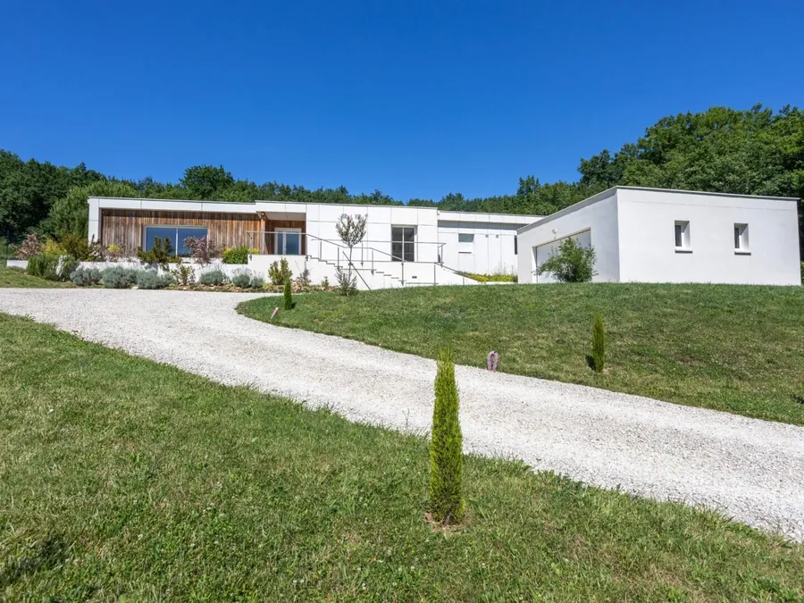 Maison passive achevée avec garage, sur un terrain en pente
