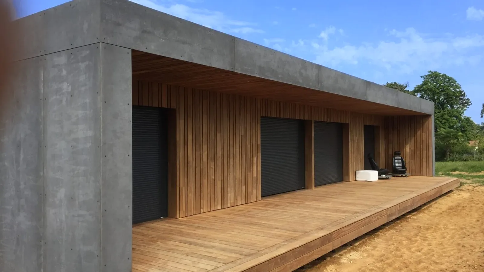 Maison passive à ossature bois avec bardage bois et béton et grande terrasse