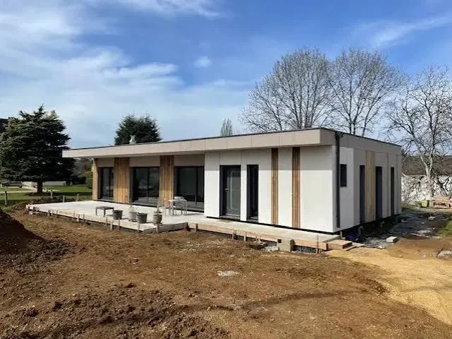 Maison passive de plain-pied à ossature bois, bardage clair et lames verticales, près de Bergerac