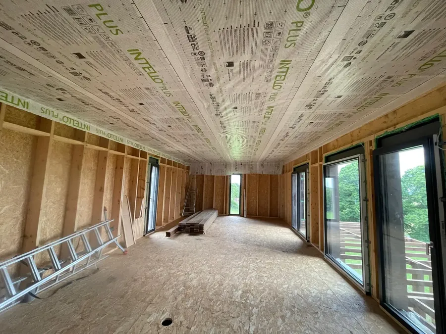 Frein-vapeur et ossature bois à l'intérieur d'une construction en chantier