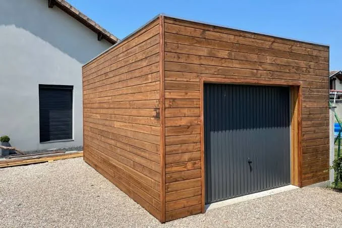 Garage en ossature bois avec bardage horizontal Douglas et porte basculante anthracite