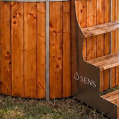 Bain nordique rond O'Sens, habillage bois cerclé d'inox et marchepied