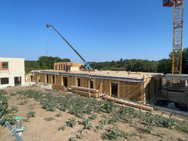 Vue d'ensemble du chantier bois-paille au Village des Pruniers