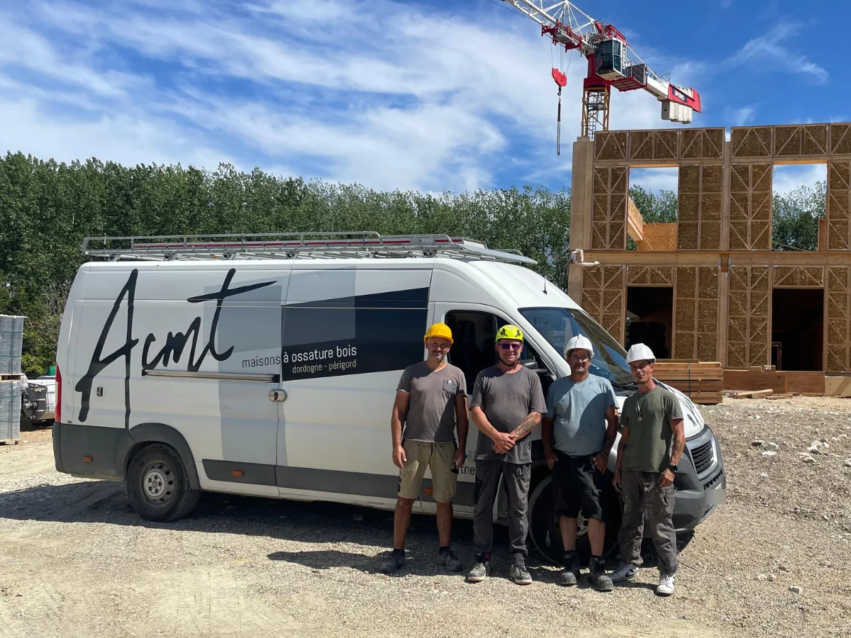 L'équipe ACMT sur le chantier bois-paille du Village des Pruniers
