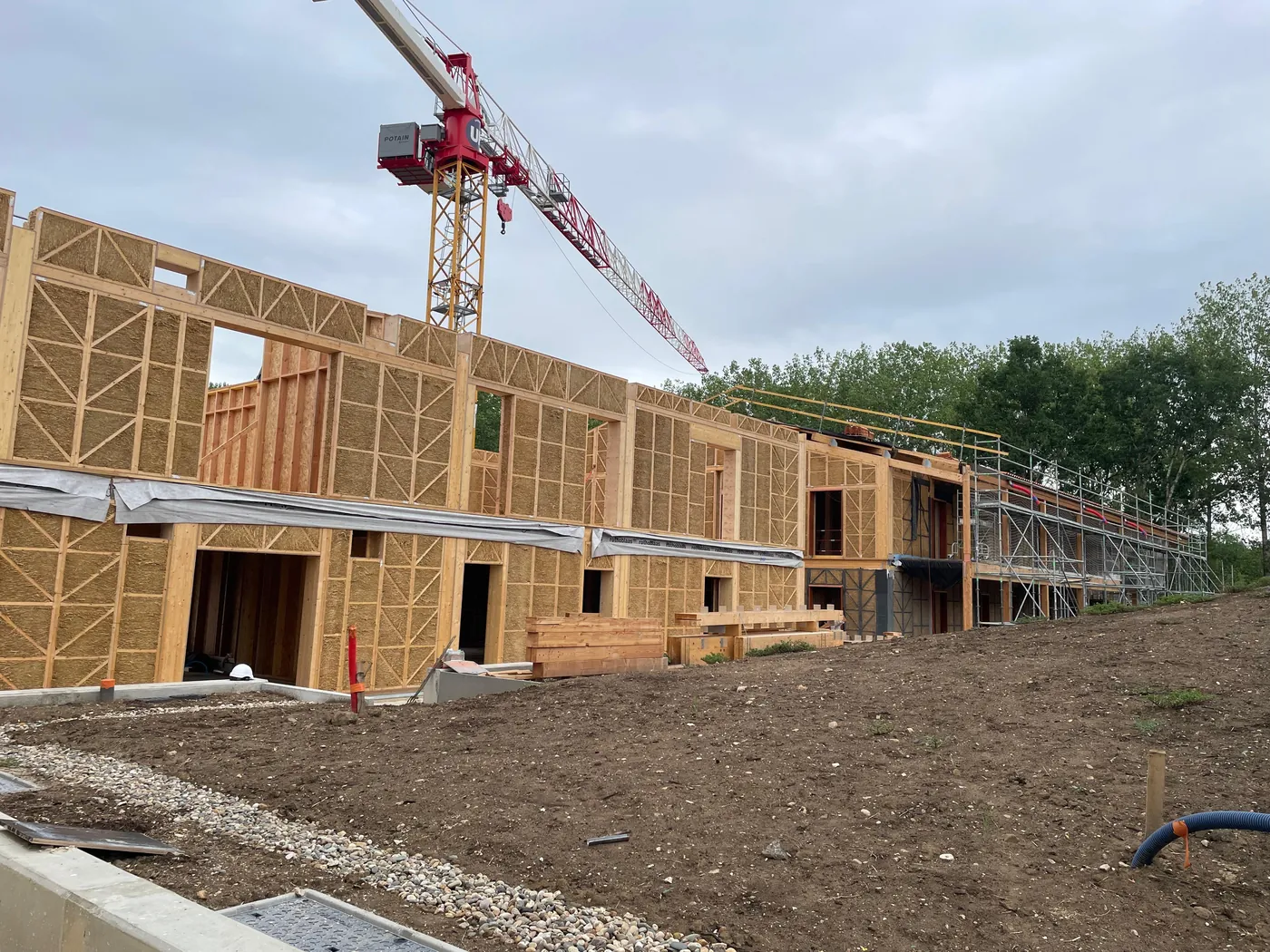 Façade en caissons bois-paille montée, contreventements apparents