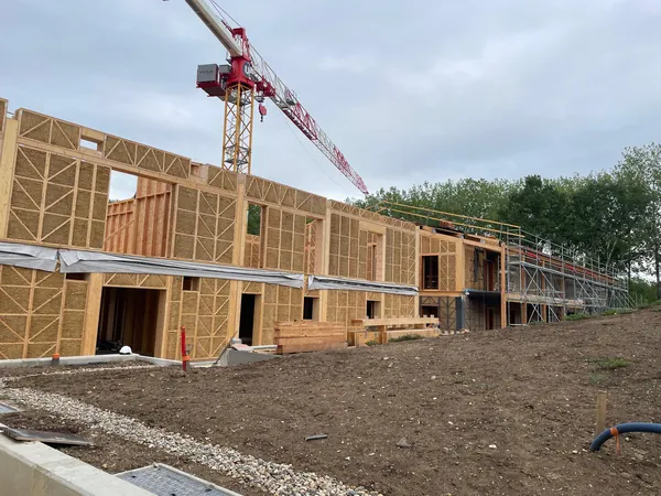 Façade en caissons bois-paille montée, contreventements apparents