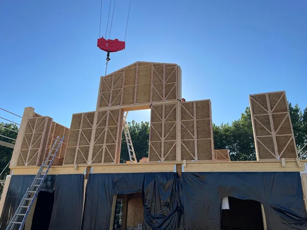 Caisson de pignon bois-paille levé à la grue