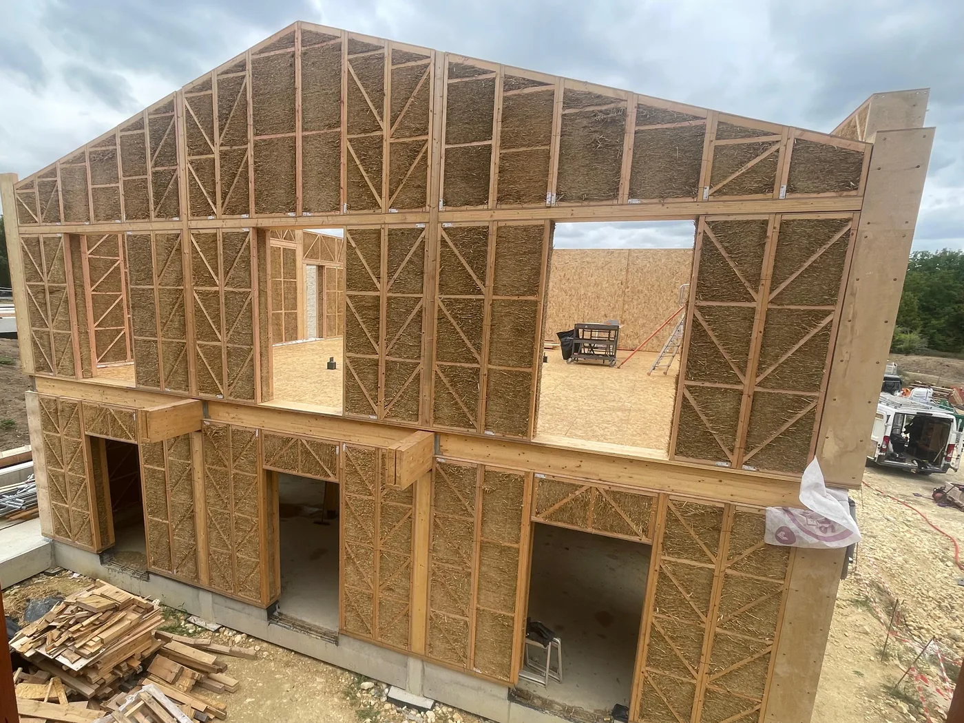 Pignon complet sur deux niveaux en caissons bois-paille, chantier du Village des Pruniers