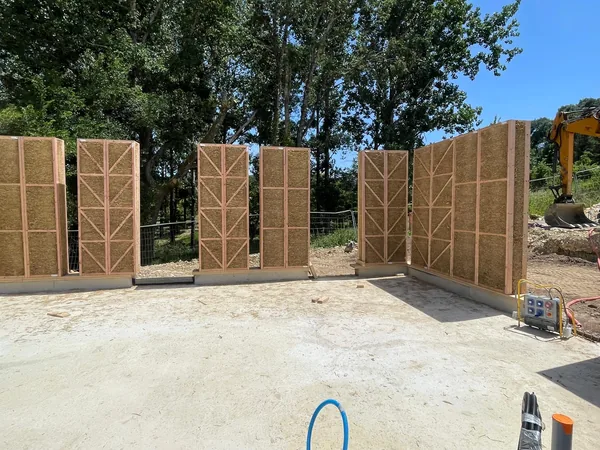 Premiers caissons bois-paille posés sur la dalle
