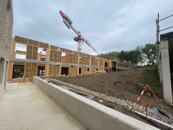 Le bâtiment bois-paille vu depuis la cour