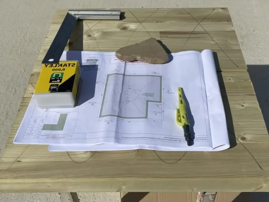 Plan d'implantation d'une maison passive, sur un établi de chantier