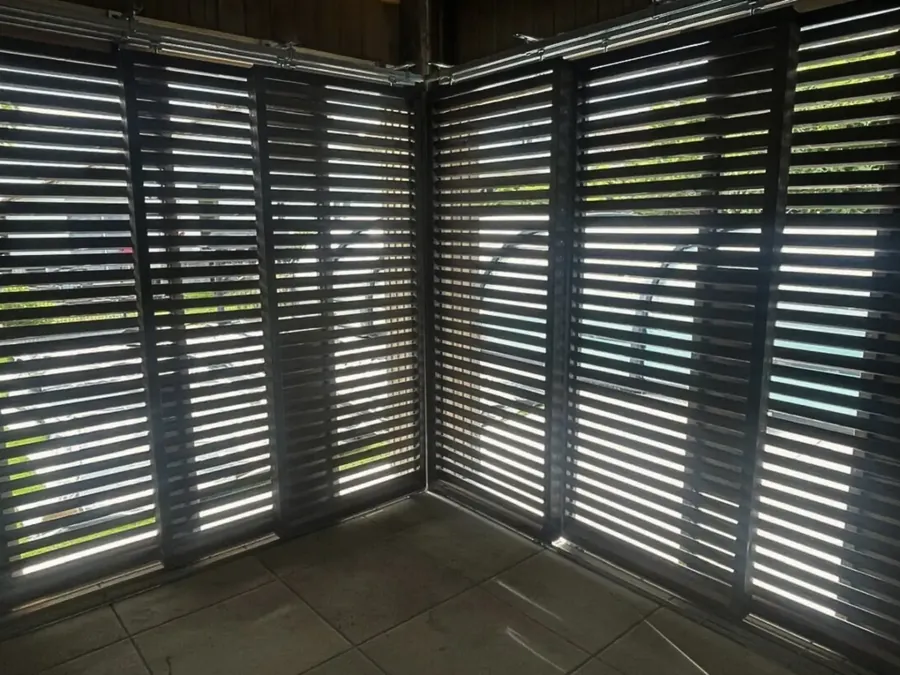 Intérieur d'un poolhouse rénové à Bergerac, volets coulissants en bois