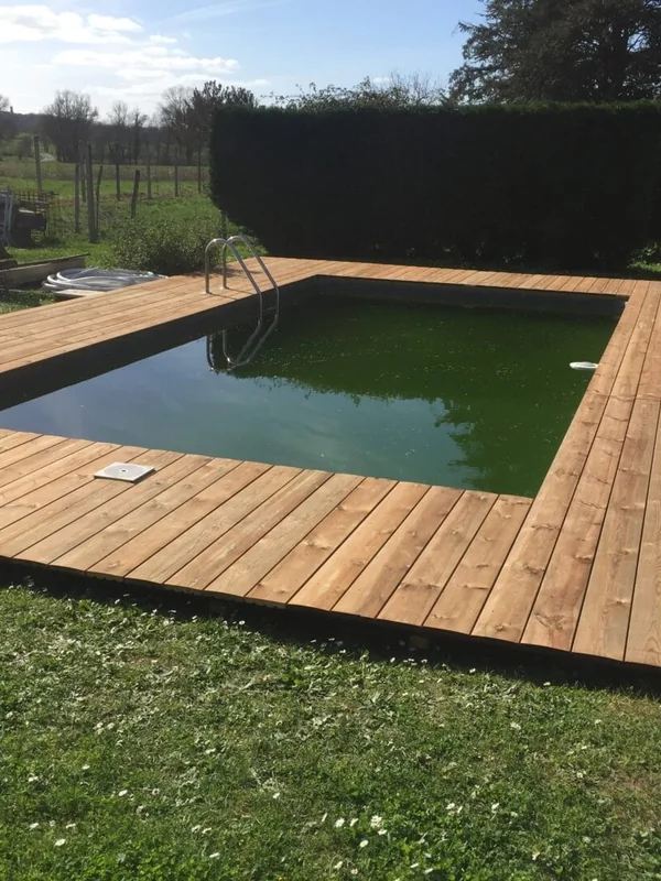 Terrasse bois autour d'une piscine