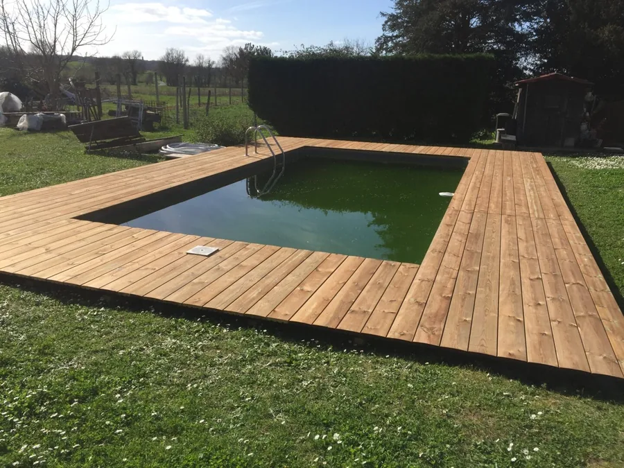 Aménagements bois extérieurs : terrasse entourant une piscine
