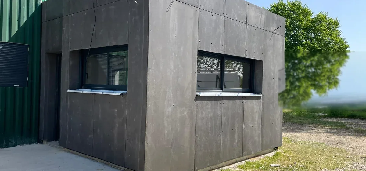 Bâtiment en ossature bois bardé de panneaux Viroc, réalisation ACMT