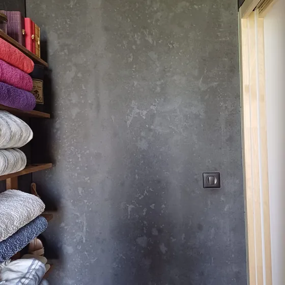 Mur intérieur en panneaux Viroc anthracite et étagères bois