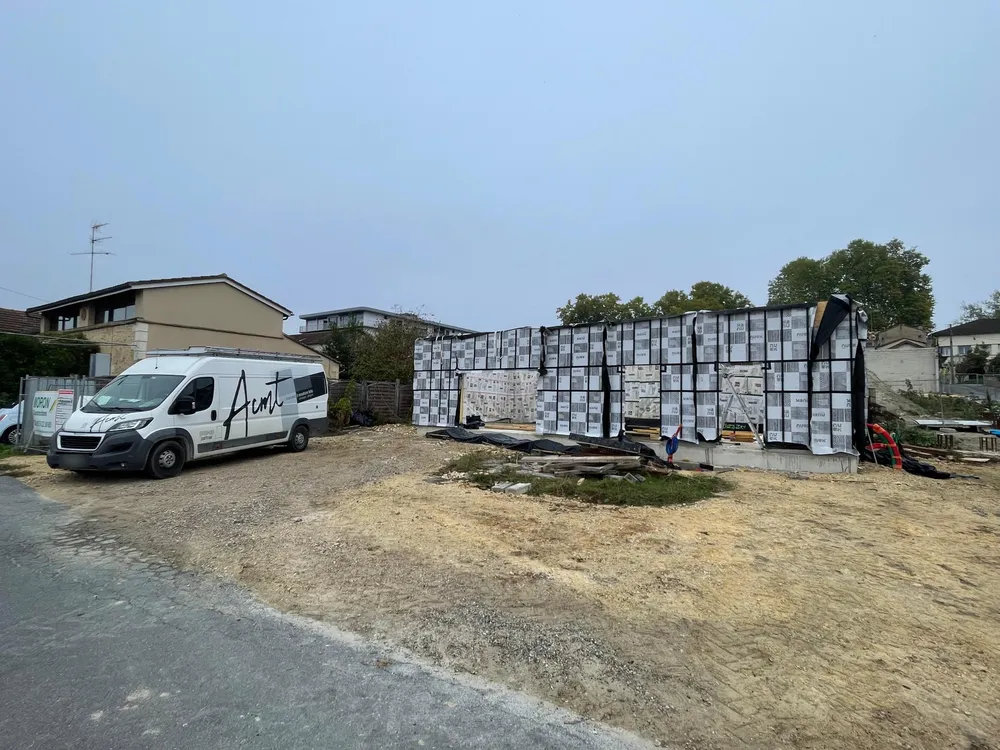 Chantier de la salle de yoga à Bergerac, murs à ossature bois montés et camion ACMT