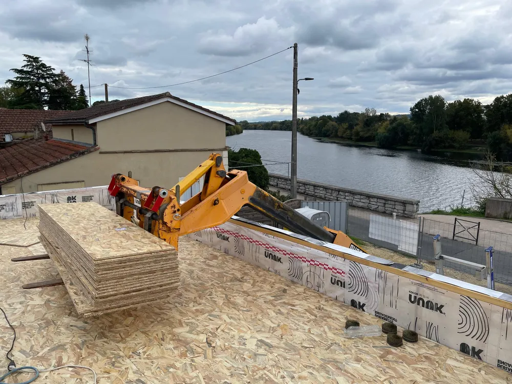 Plancher de toiture en panneaux OSB avec vue sur la Dordogne, à Bergerac