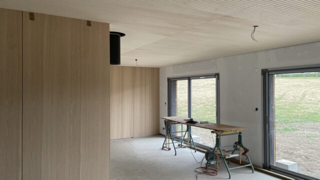 Finitions intérieures bois dans un salon, en cours de pose