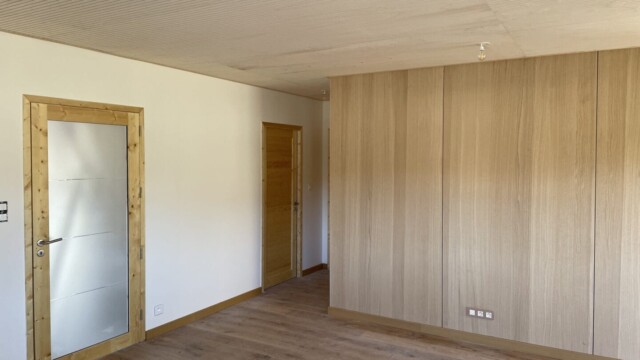Finitions intérieures bois murs, sol et plafonds