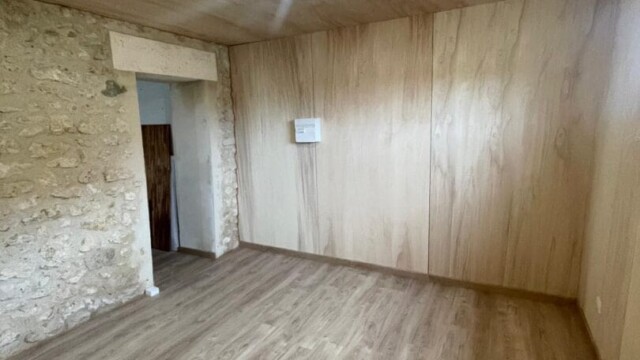 Pose des panneaux de finitions bois dans une extension