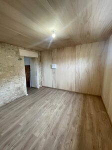 Pose des panneaux de finitions bois dans une extension