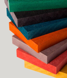 Échantillons de MDF de différentes couleurs