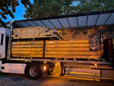 Camion chargé de murs bois