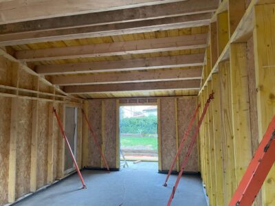 Intérieur extension ossature bois en cours de construction.