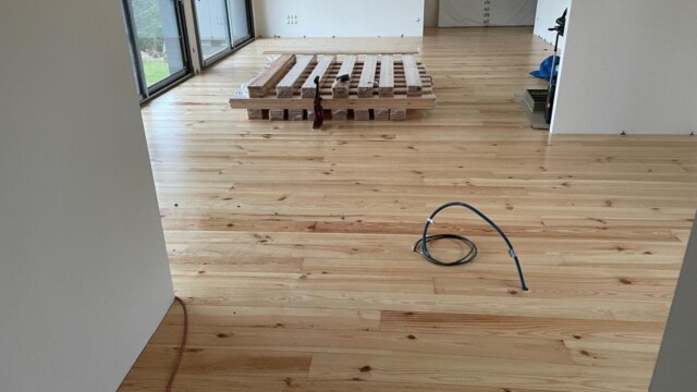 Parquet massif vernis dans une maison en travaux