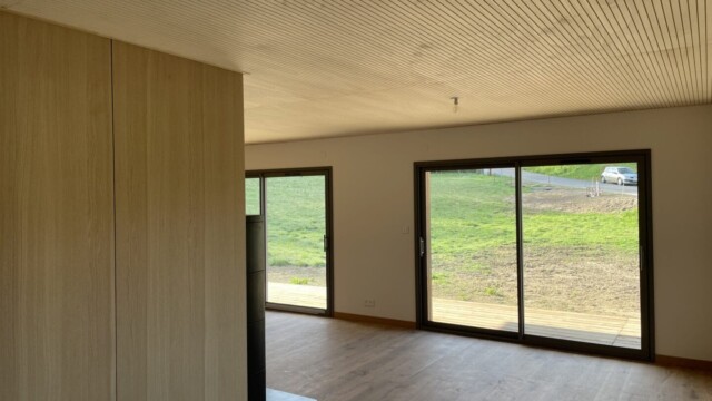 Pose des panneaux bois pour cloisons et plafond dans une maison passive