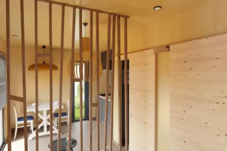 Intérieur bois d'un studio avec claustra