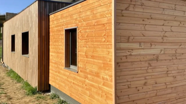 Maison passive en bardage THT et extension en bardage pin