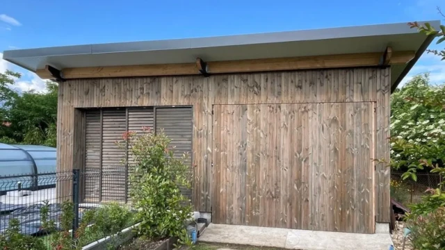 Rénovation d'un ancien poolhouse avec bardage bois et volets roulants 2025