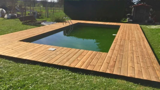 Terrasse de piscine à Bergerac